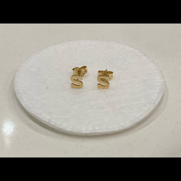 14k gold initial stud earrings - letter S - Picture 1 of 1